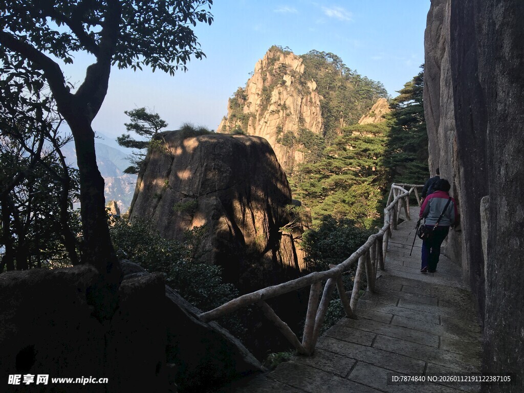 黄山山间游人漫步小道