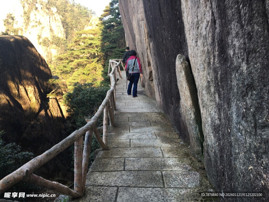 山间栈道上的徒步者