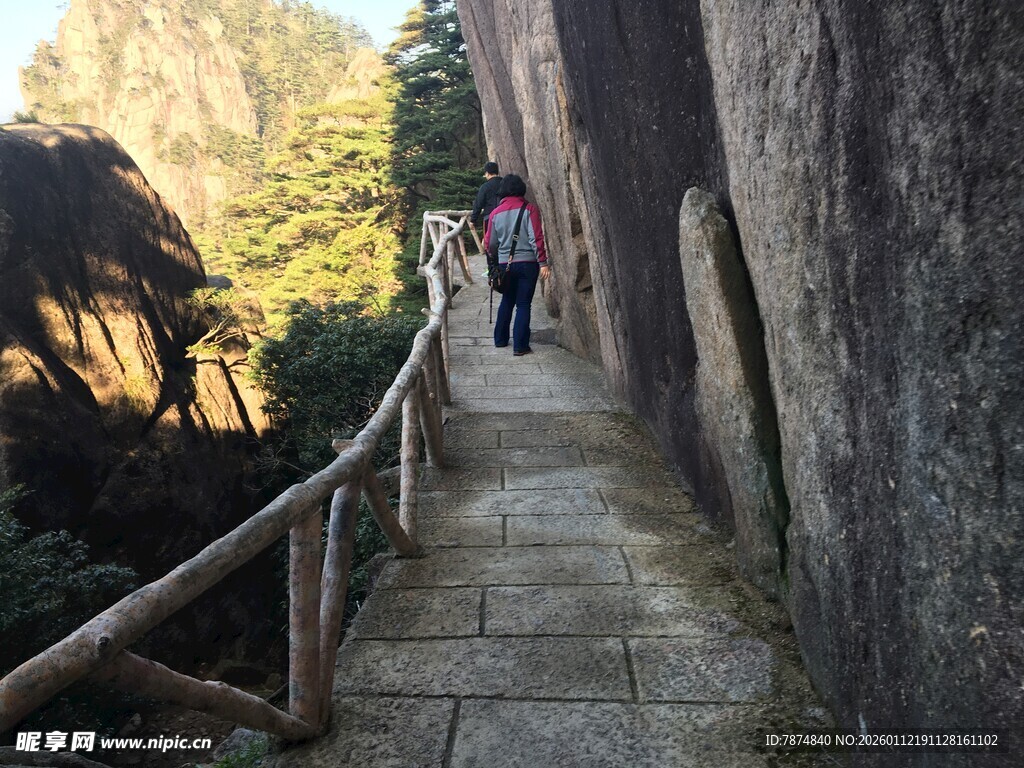 山间栈道上的徒步者