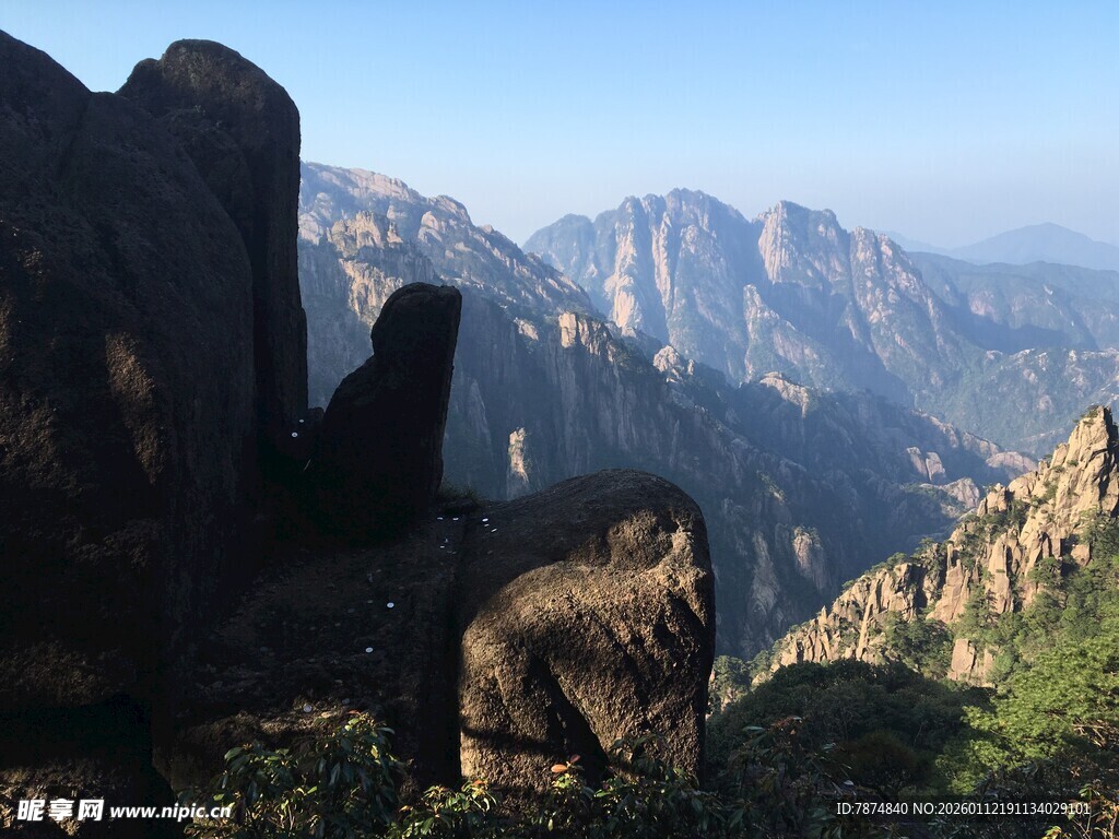 壮丽山景 岩石与远山相映