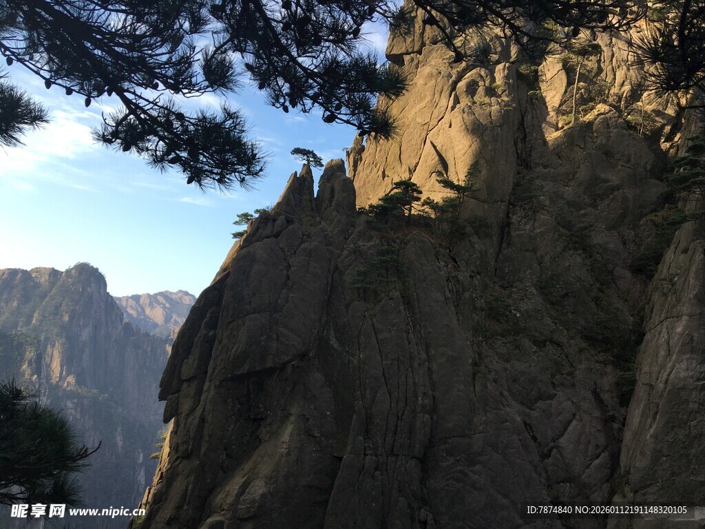 巍峨险峻的壮丽山景