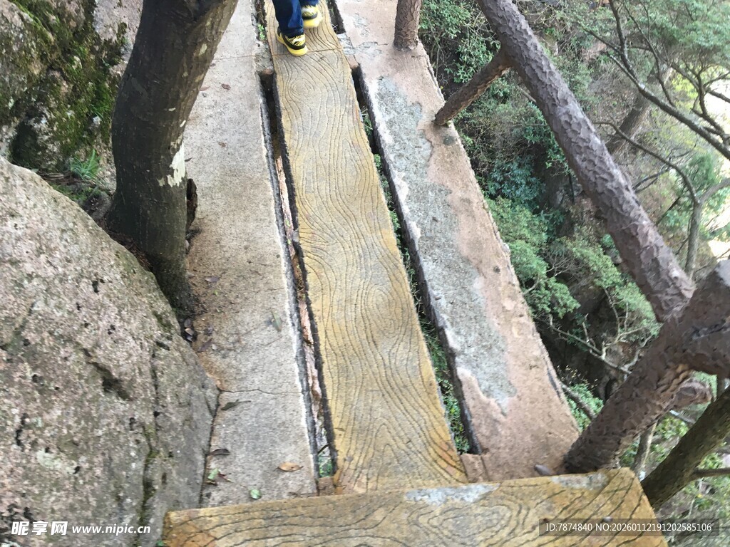 山间木质栈道蜿蜒而上