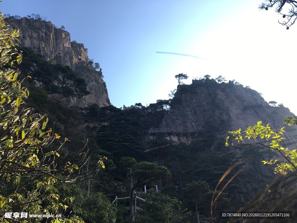 山间景色 绿意与峭壁相映