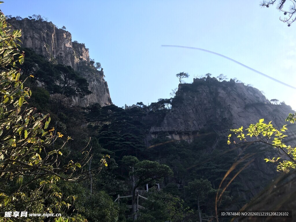 巍峨山峦间的葱郁景致