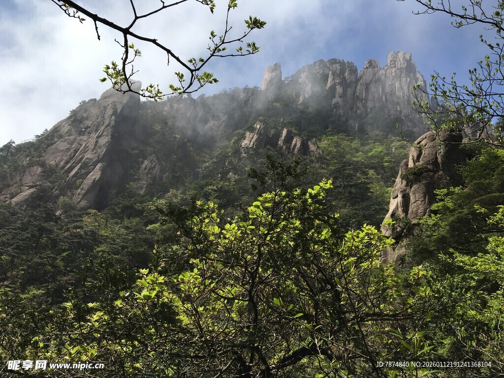 山峦绿意间 云雾缭绕景