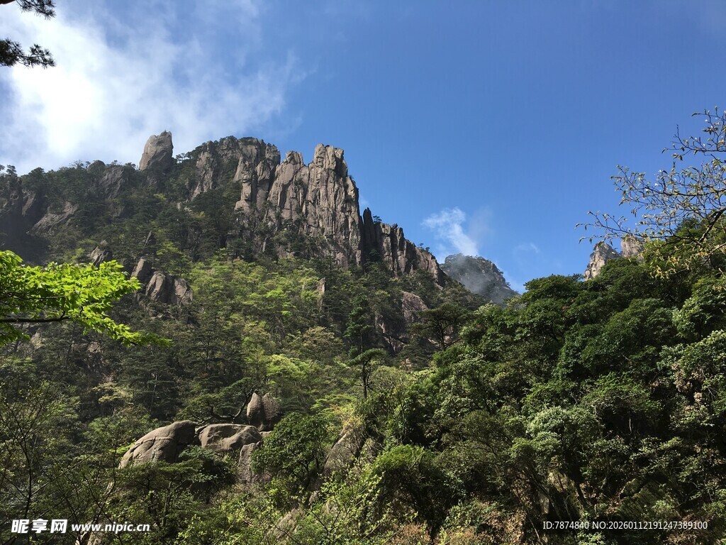 青山绿树间的巍峨山峰