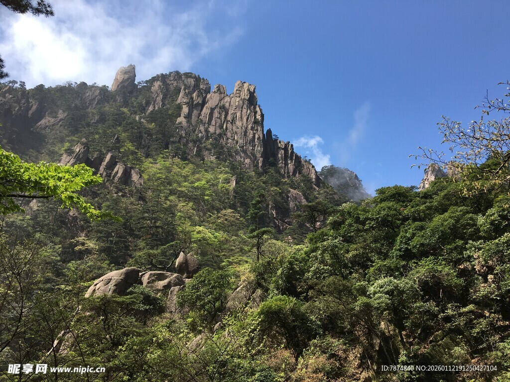 青山绿树间的秀丽山景