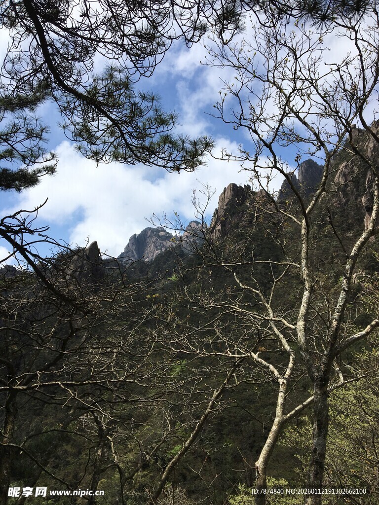 山林间的蓝天白云美景