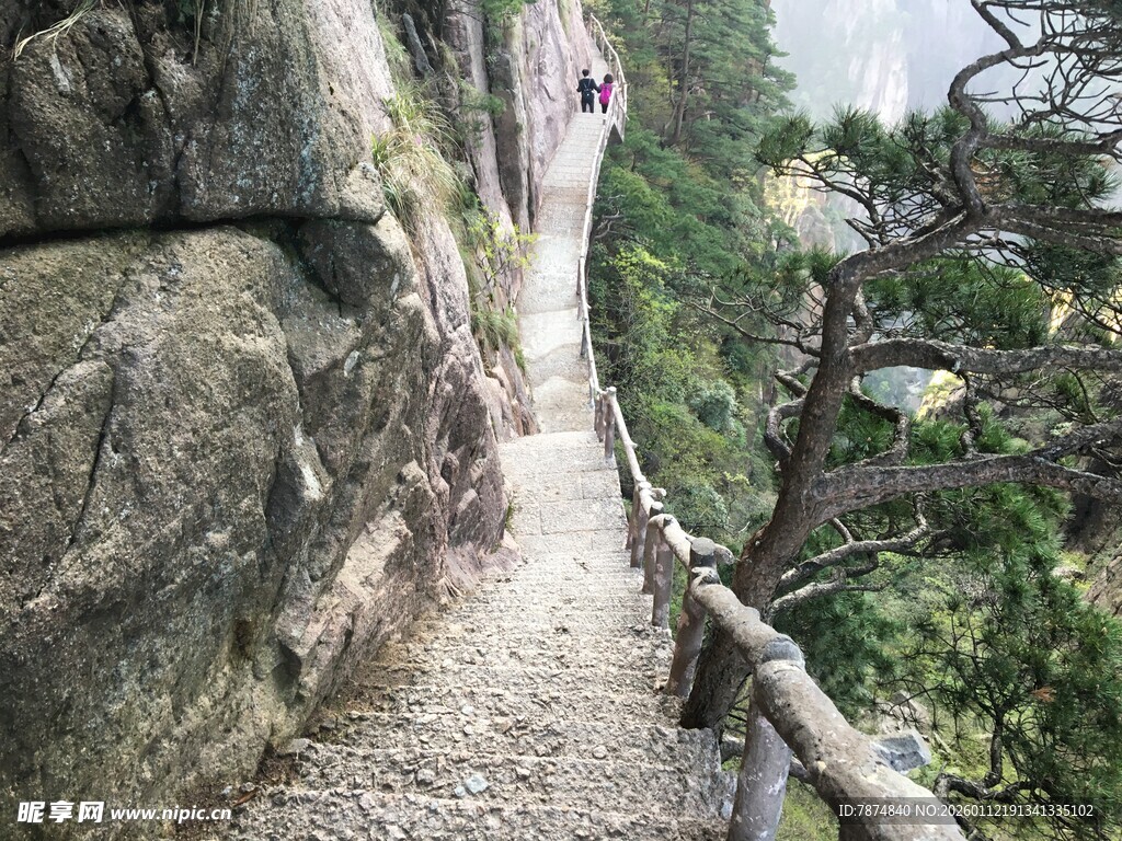山间蜿蜒石径 景致清幽