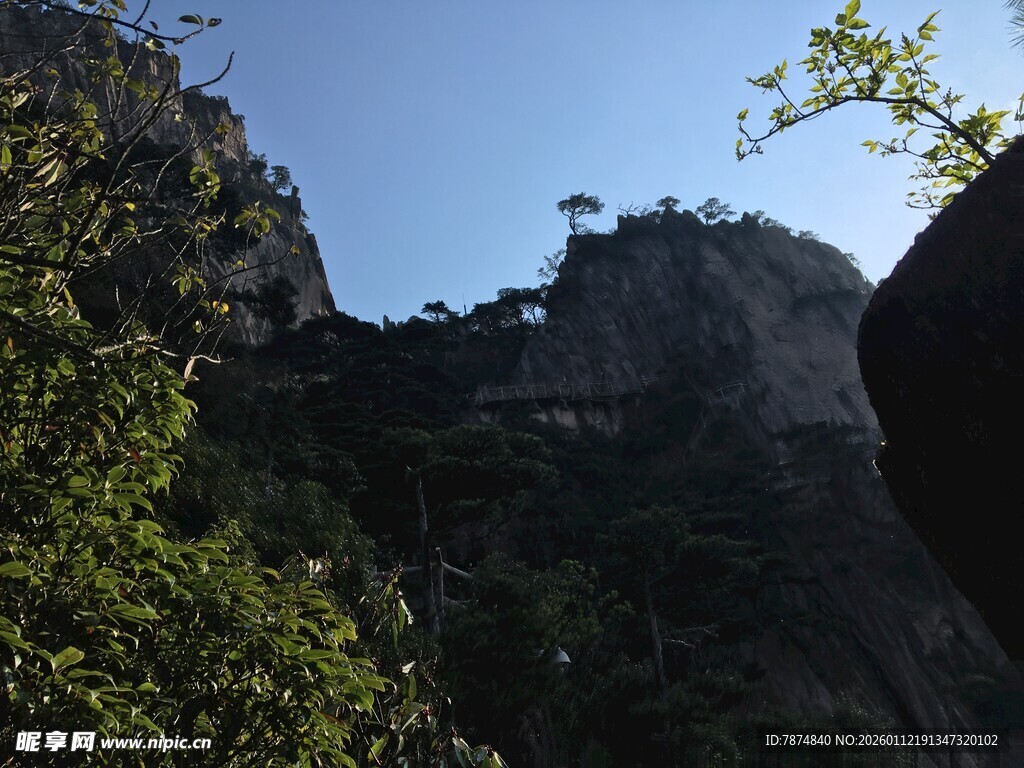 山间峭壁上的观景台