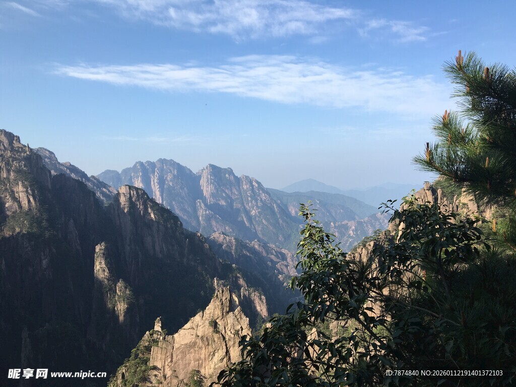 壮丽山景 蓝天之下的巍峨山峦
