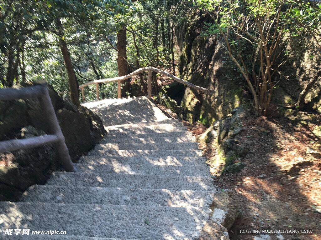 山林间的蜿蜒石板小径