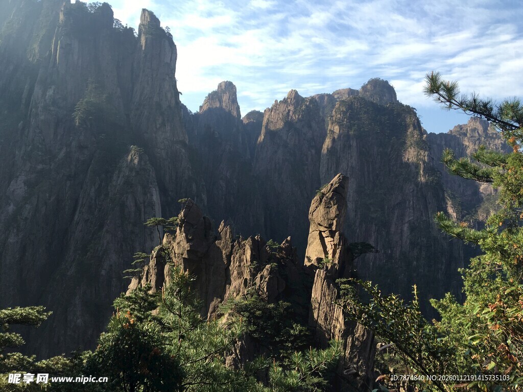 壮丽山峰与葱郁植被景观