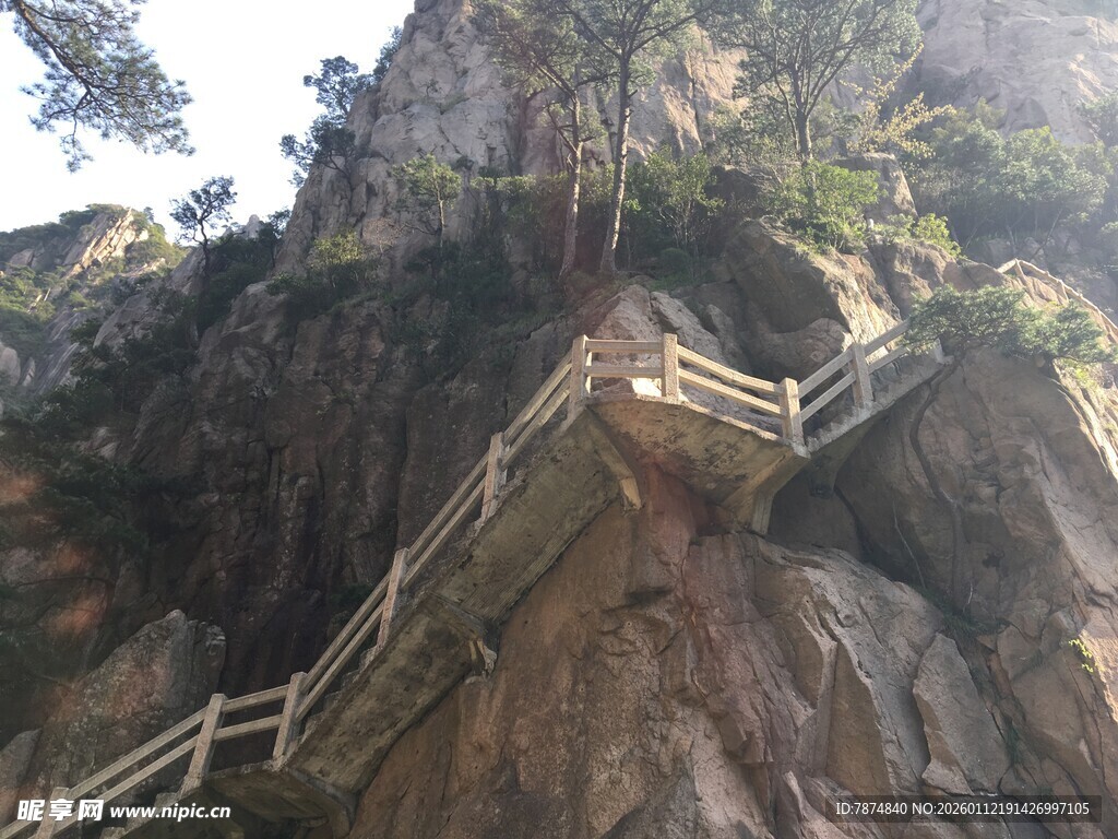 悬崖上的木质栈道奇观