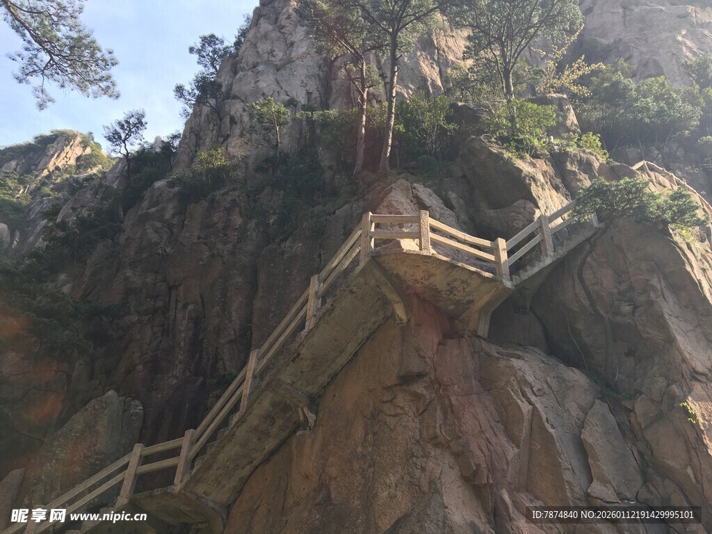 山间栈道穿梭于陡峭岩壁