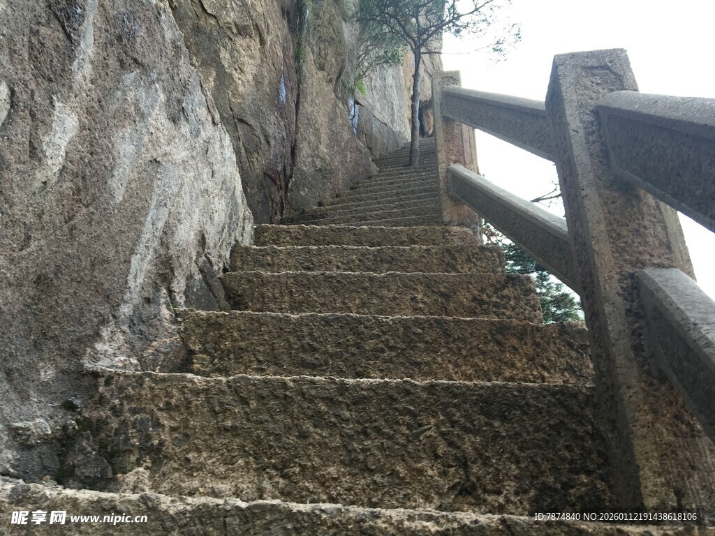 山间石阶 古朴木质护栏相伴