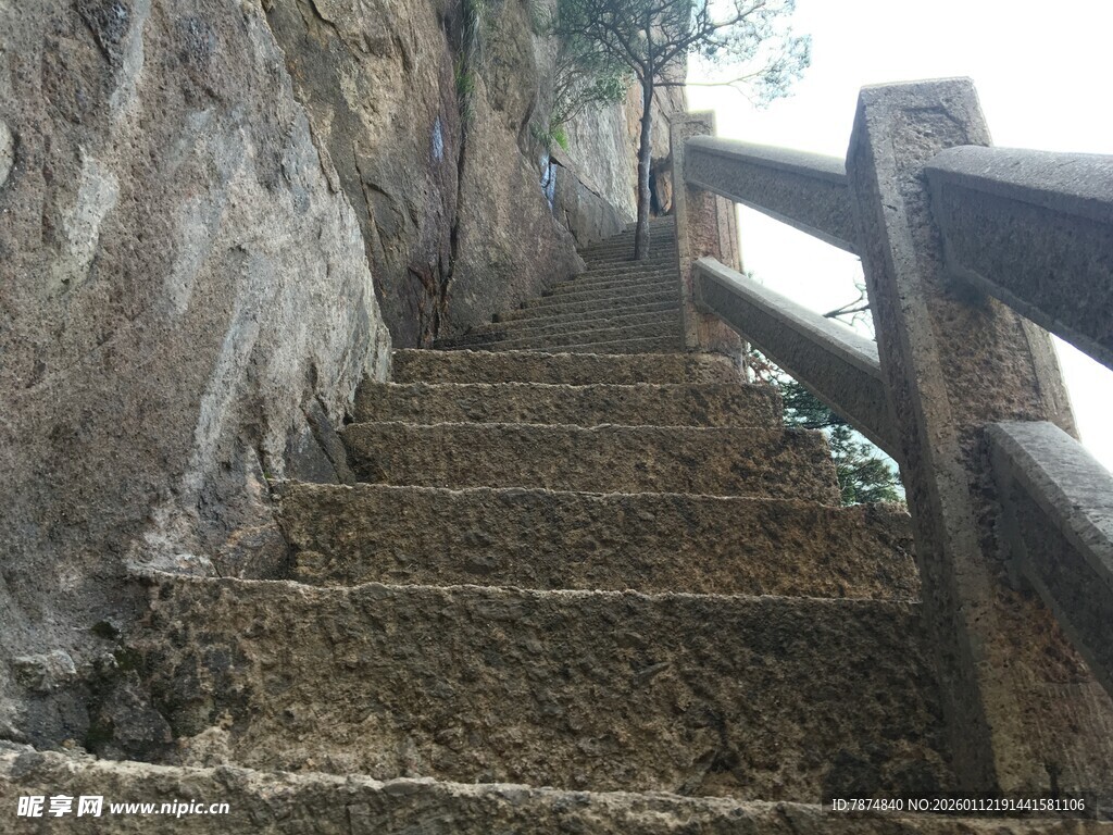 山间石阶 古朴自然景致