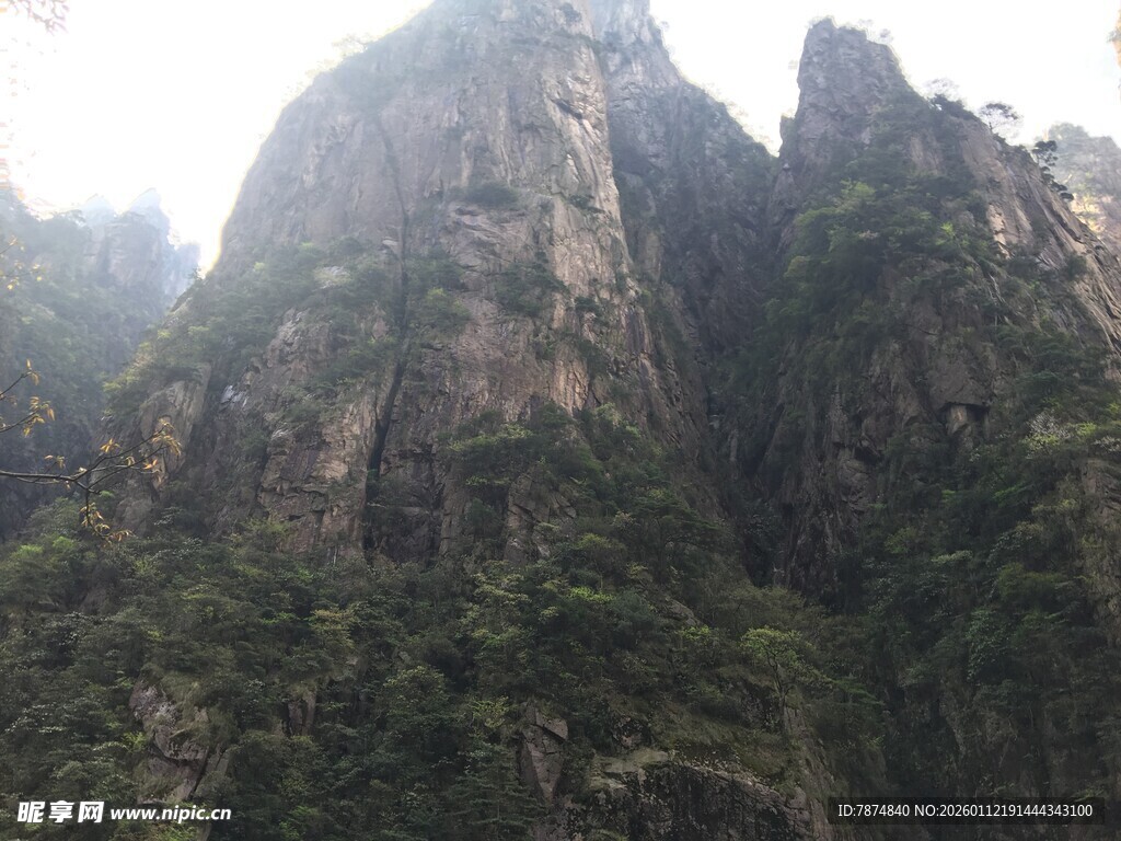 巍峨险峻的壮丽山峰