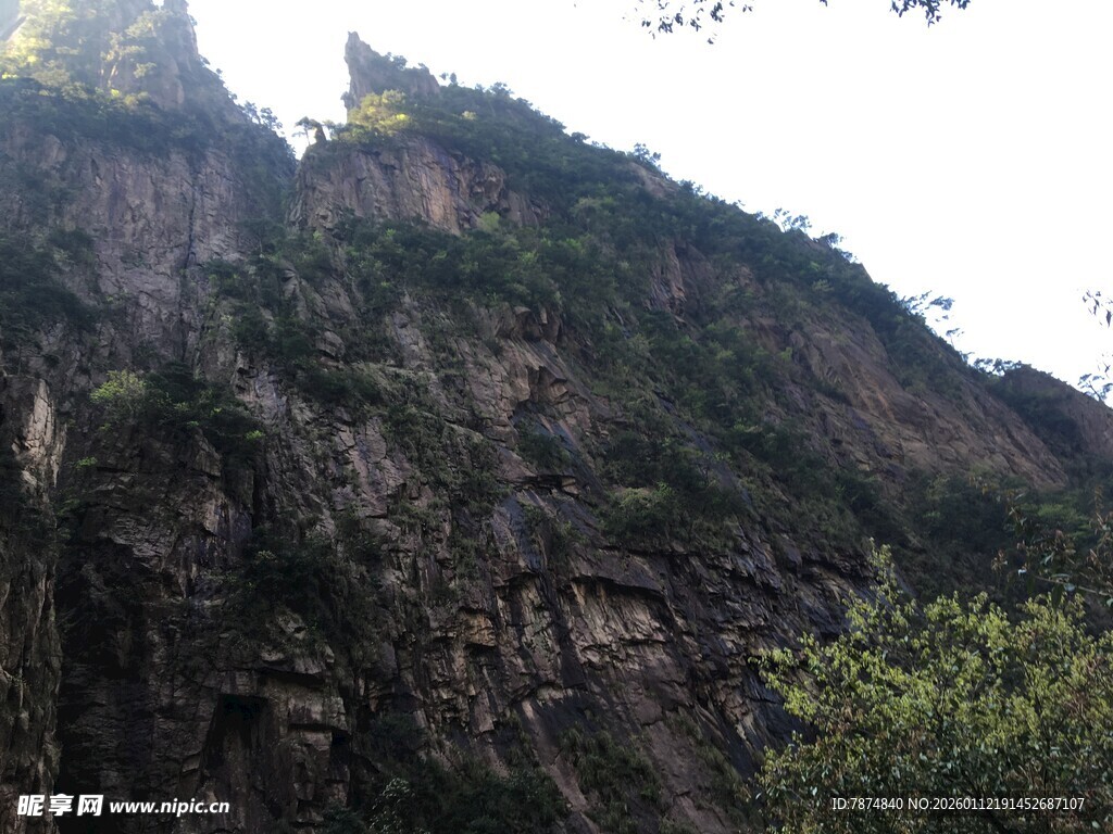 巍峨险峻的陡峭山峰