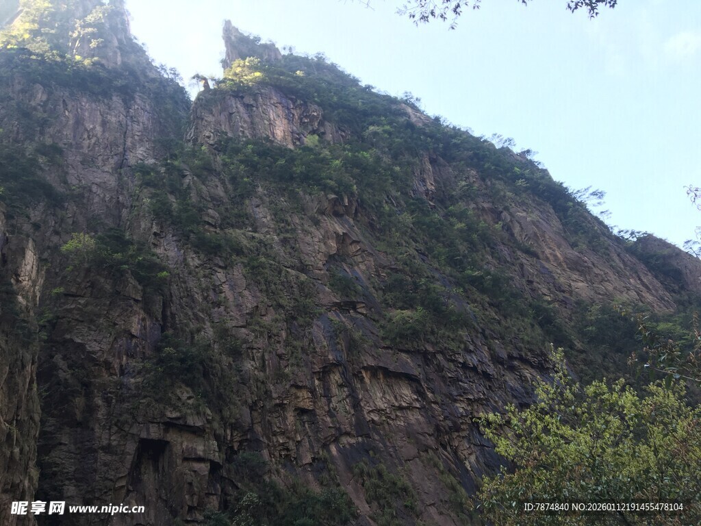 巍峨险峻的陡峭山峰
