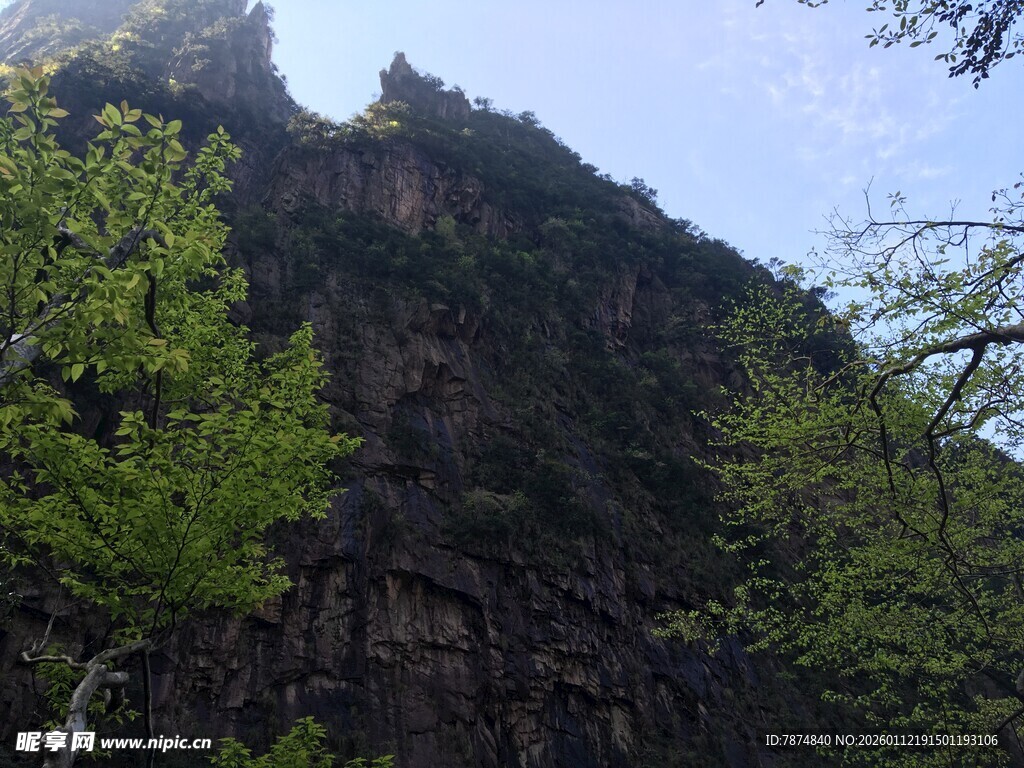 巍峨青山绿树环绕