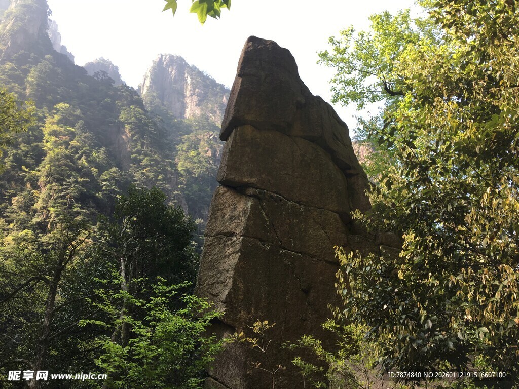 山林中的奇特巨石