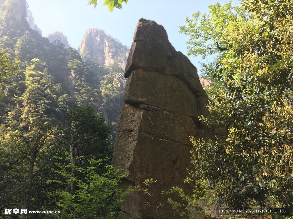 山林中的奇特石柱景观