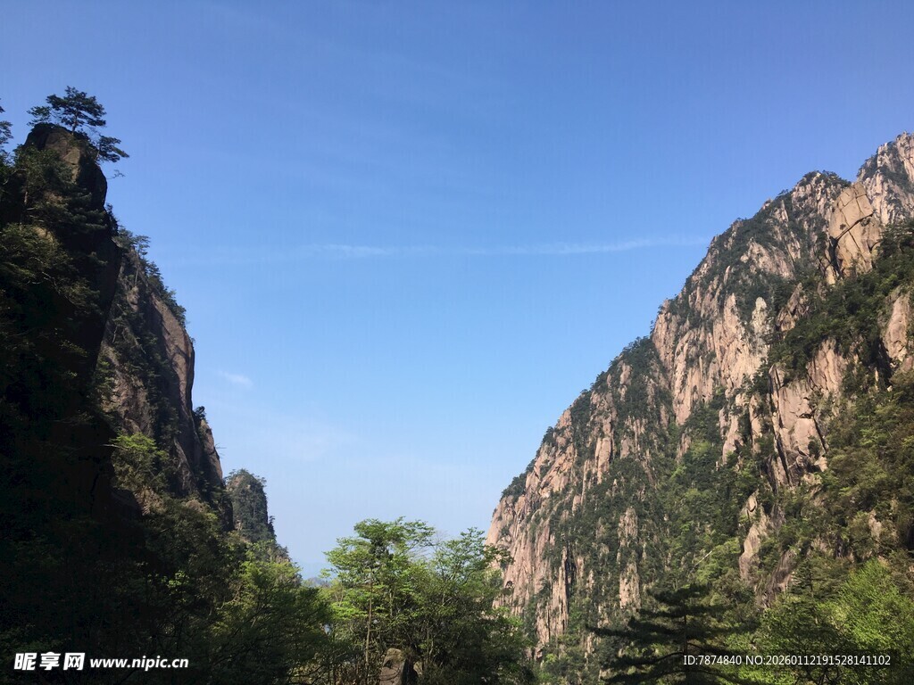 巍峨山峦间的葱郁景致