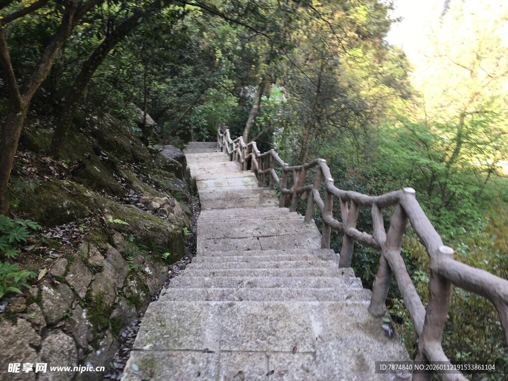 山间木栏石板小径