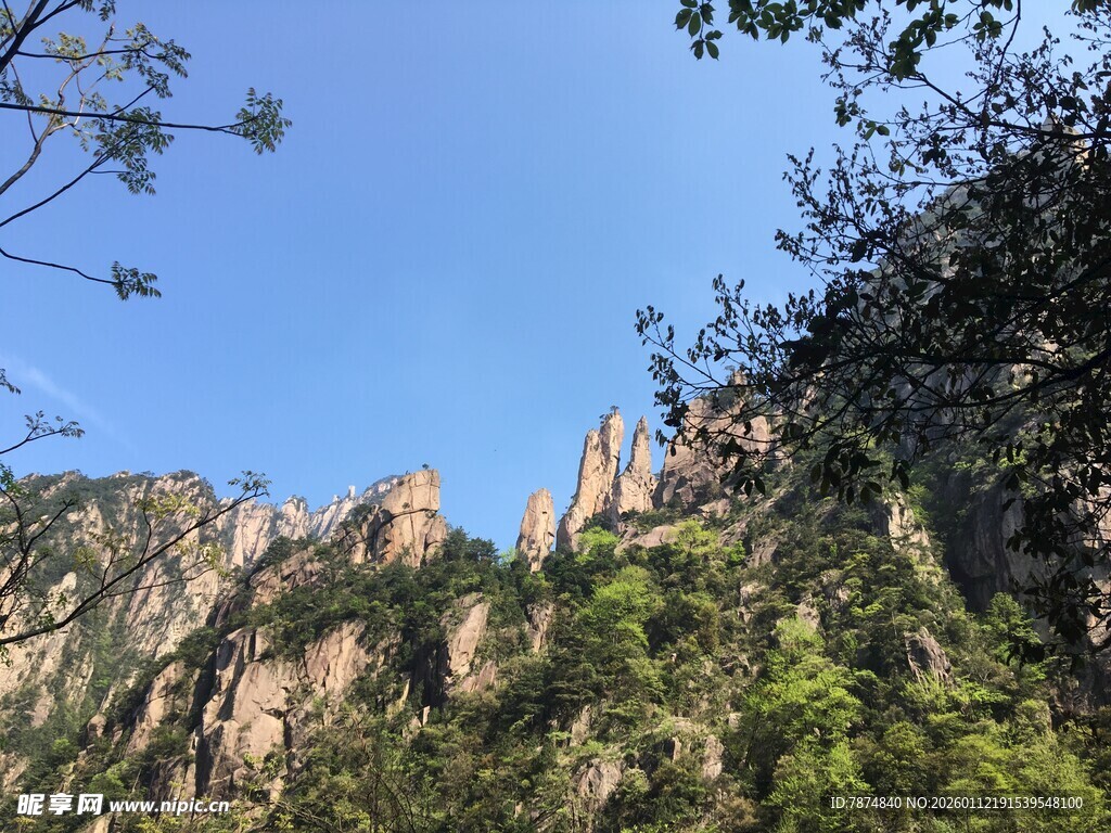峻峭山峰与葱郁植被