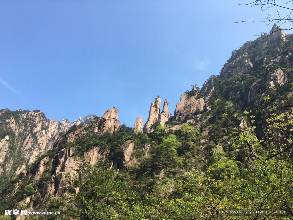 峻峭山峰与葱郁植被