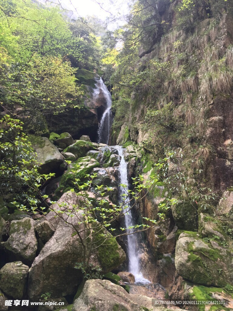 山间瀑布 绿意环绕之景