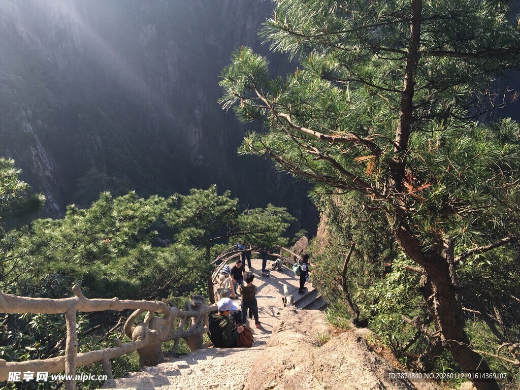 山间徒步者沿小径前行