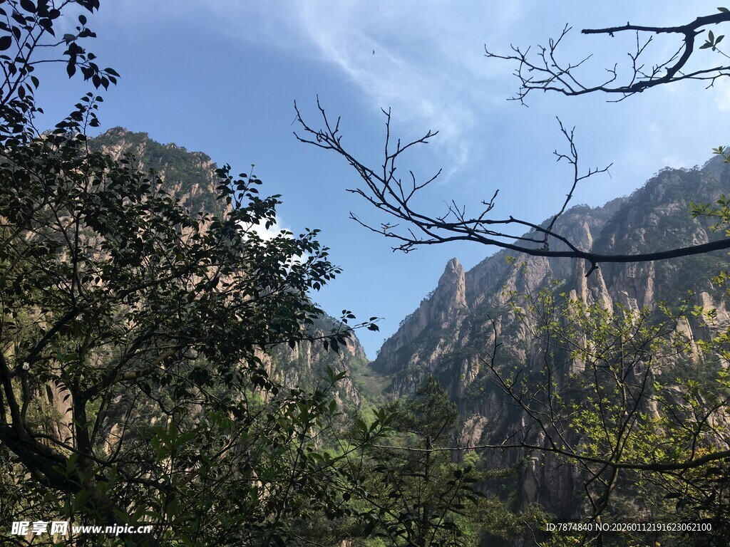 山间景致 树木与峻岭相映