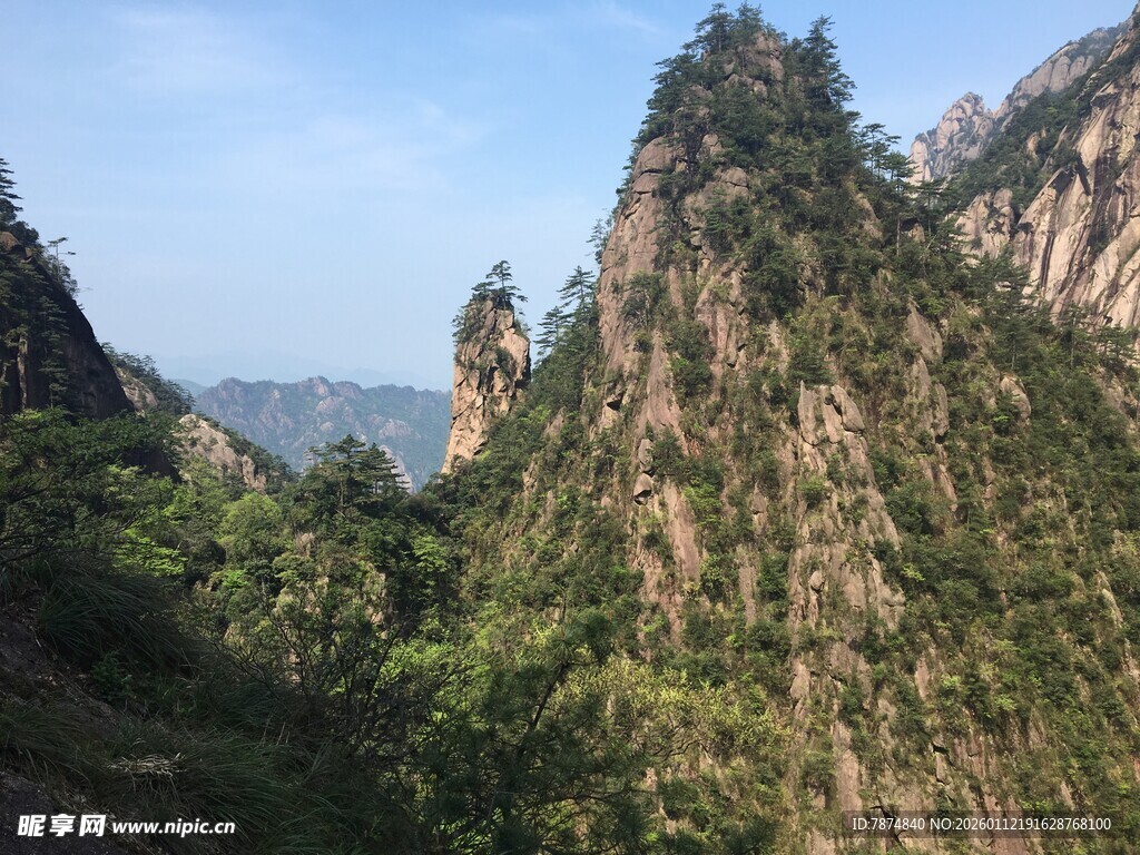 壮丽山峰间的葱郁景致