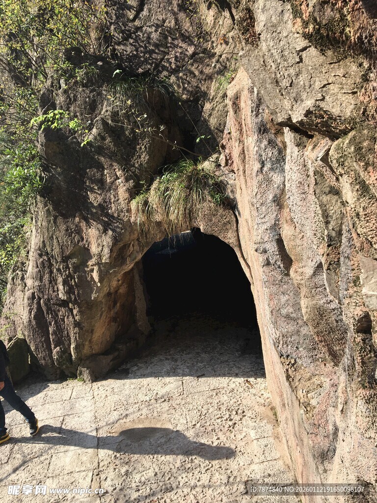 山间神秘洞穴入口