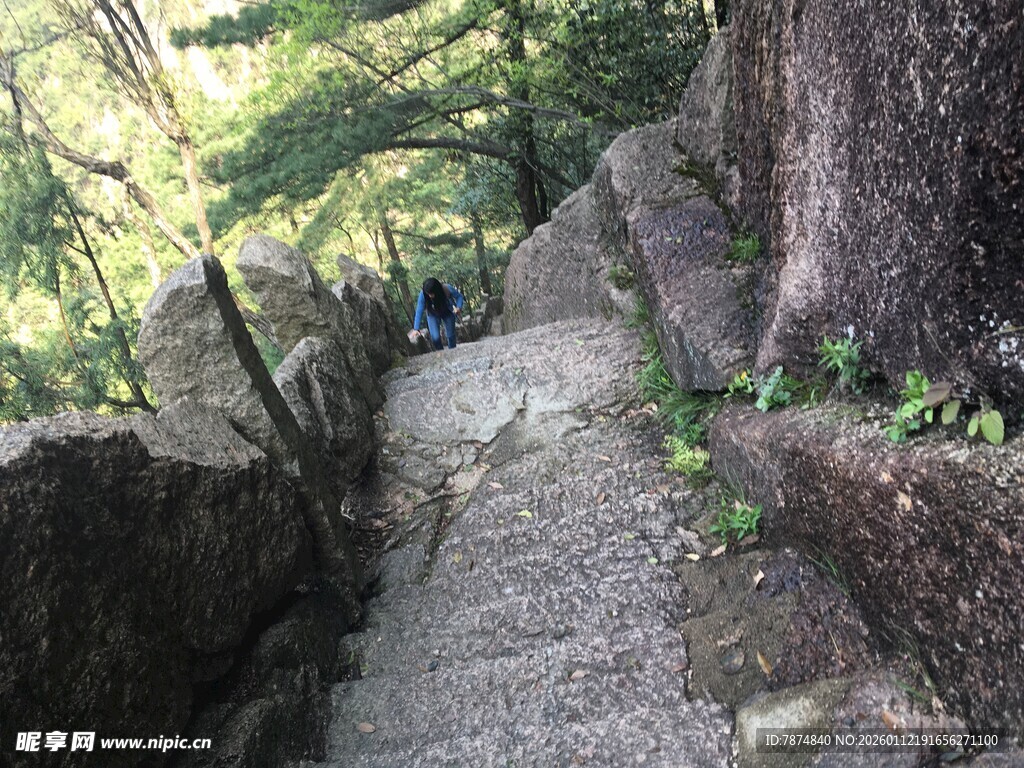 山间小径上的徒步者