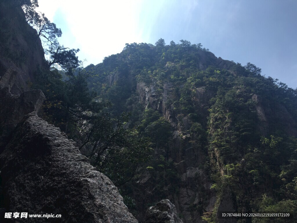 巍峨山峦间的自然景致
