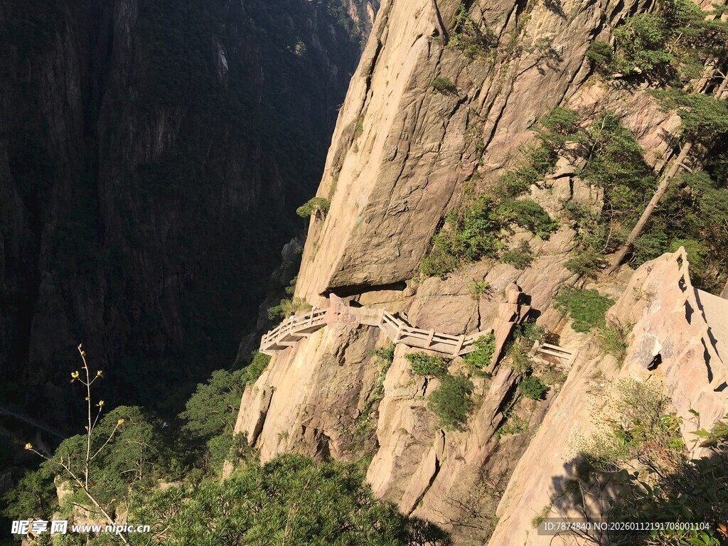 悬崖峭壁上的惊险徒步