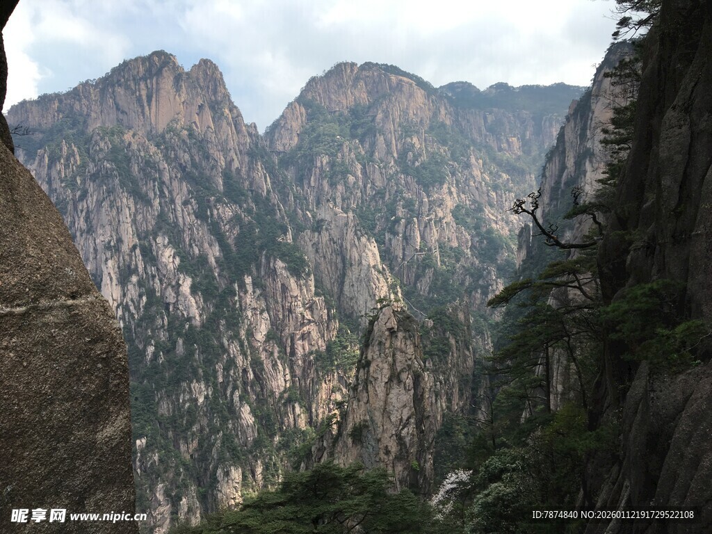 壮丽黄山奇峰景观