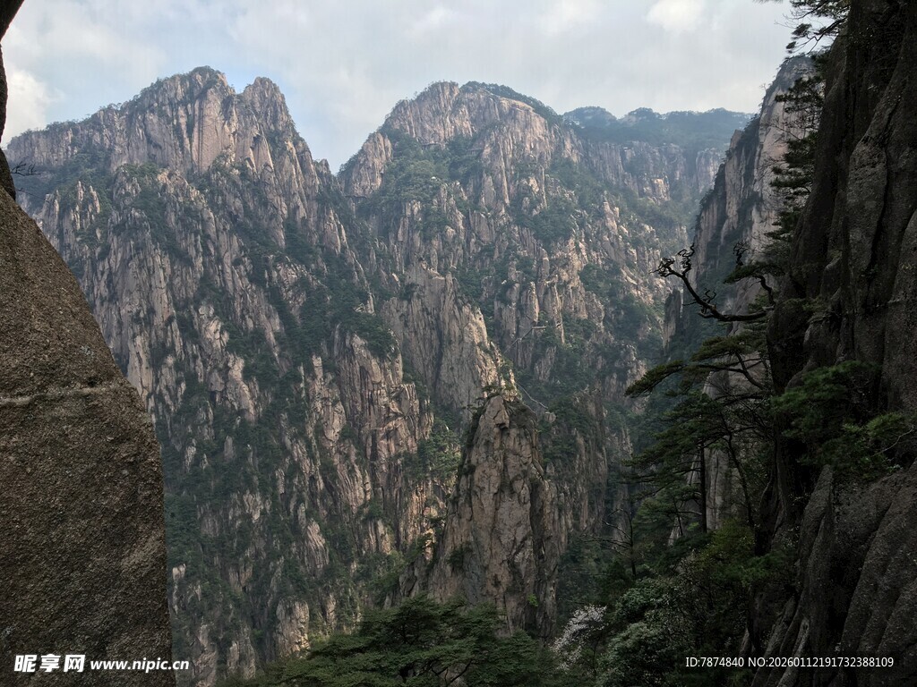 壮丽巍峨的高山景色