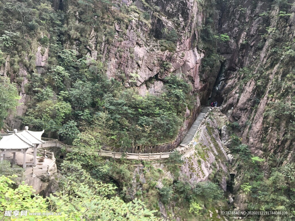 山间悬索桥 景致独特