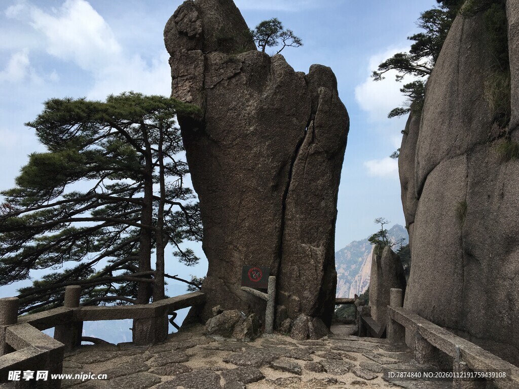 黄山奇峰与苍松景观