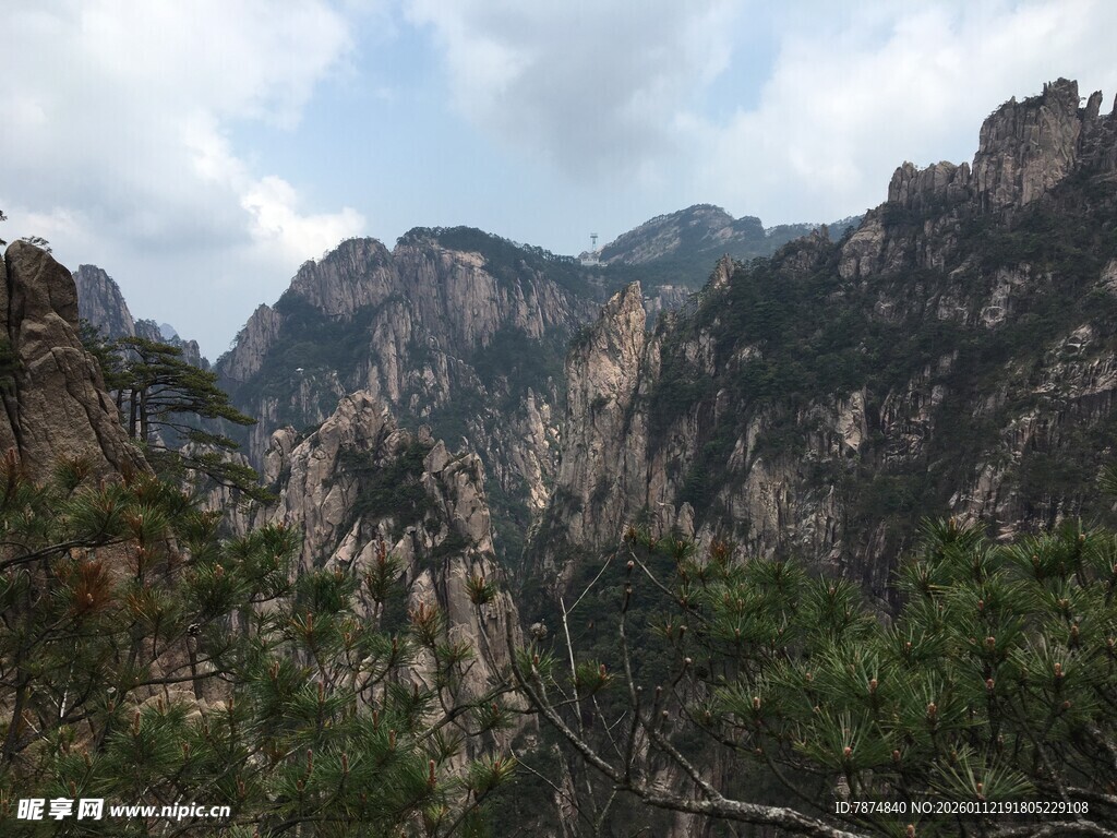 壮丽山景 绿意点缀