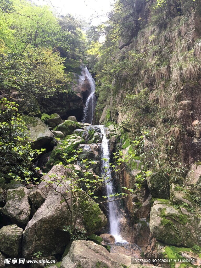 山间瀑布 绿意环绕的美景