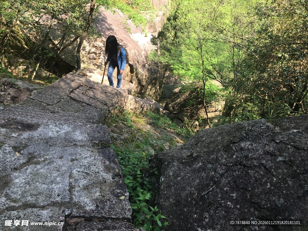 山间徒步者穿行于岩石间