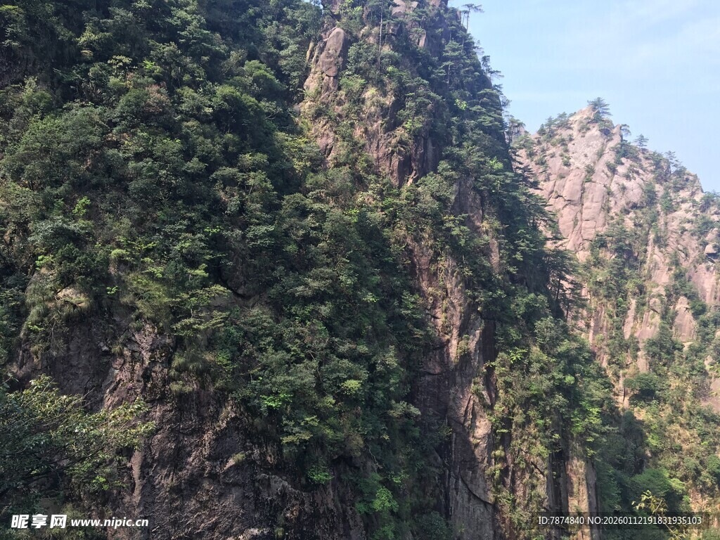 巍峨青山 绿意盎然的峭壁