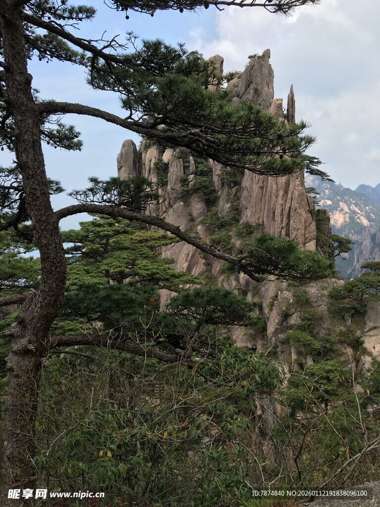 黄山奇峰伴松美景