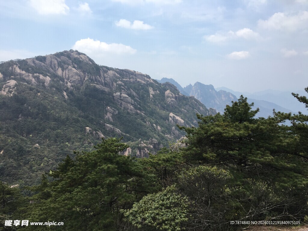 山峦葱郁的壮美自然景观