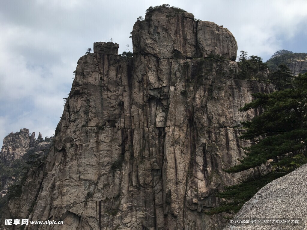 巍峨壮观的险峻山峰